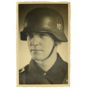 Wehrmacht Heer -sotilas, jolla on kypärä. Espenlaub militaria
